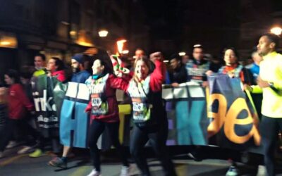 Korrika 22: un buen grupo se reunió anoche para correr el kilómetro de la Ikastola